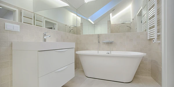 Světl&aacute; koupelna